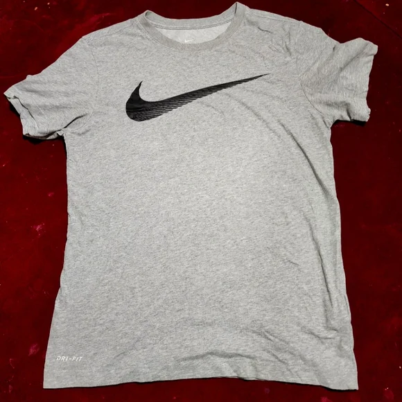 NWOT ... Nike Gray Shirt / T-shirt 👕 - Picture 1 of 7